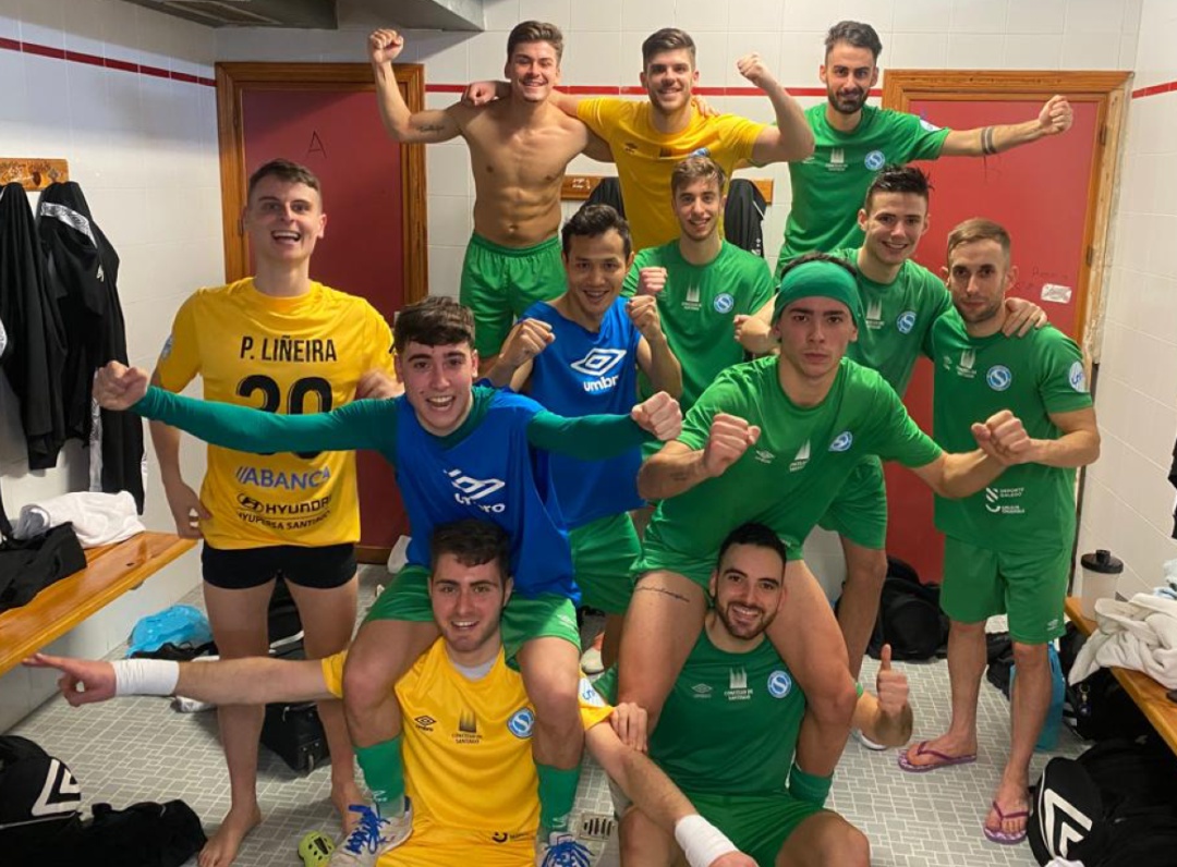 Los jugadores del Santiago Futsal, festejando el triunfo en el vestuario tras el partido en Elche Los jugadores del Santiago Futsal, festejando el triunfo en el vestuario tras el partido en Elche