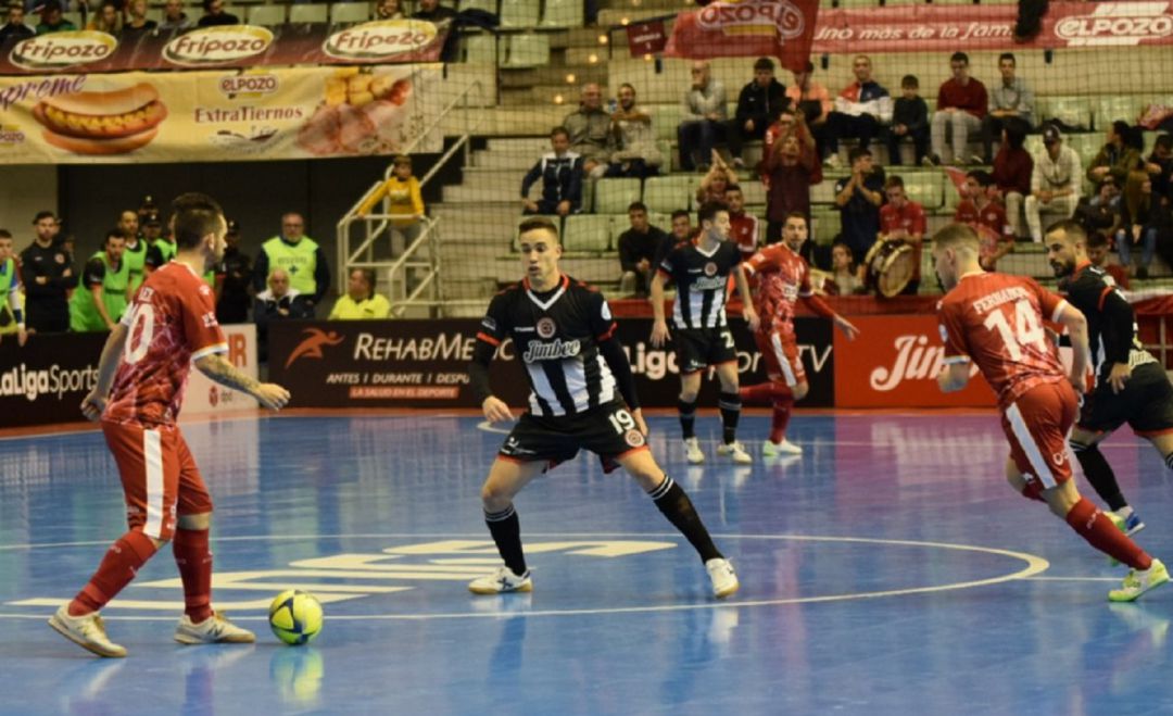 Álex Yepes controlando el balón Álex Yepes controlando el balón