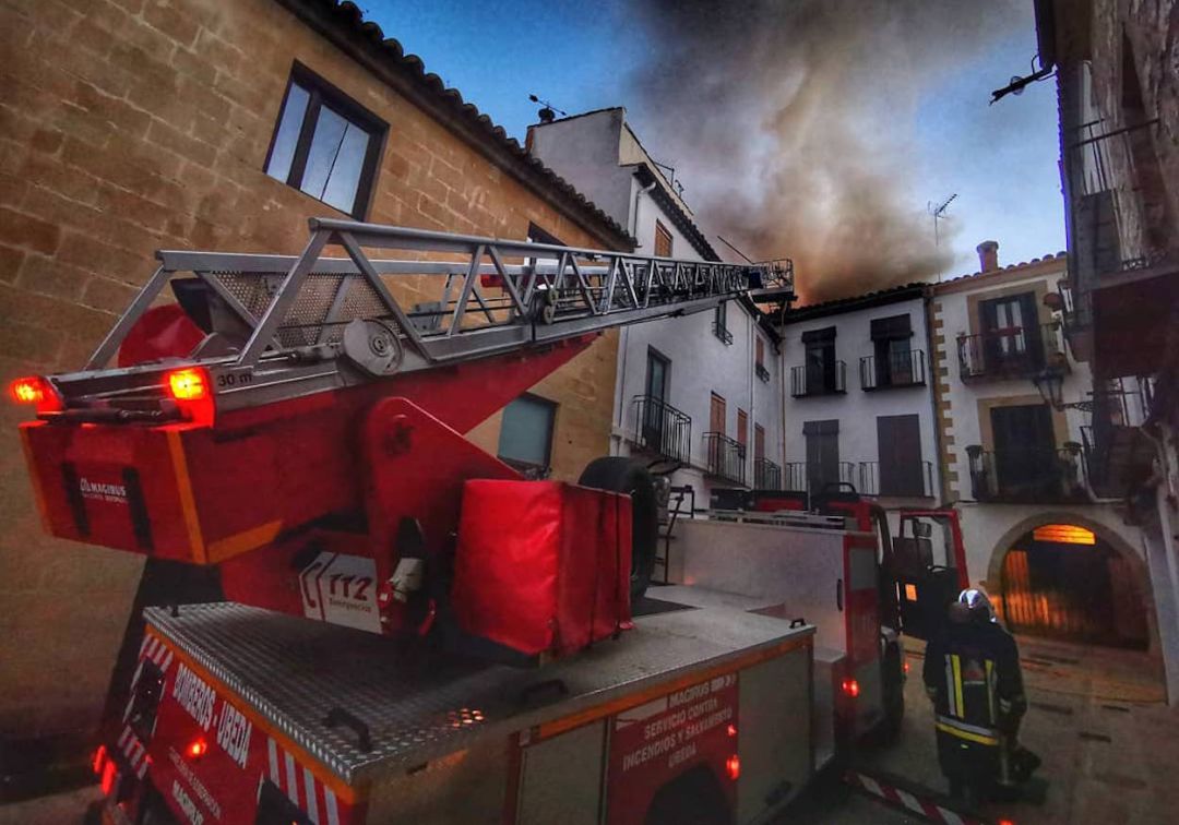 Un incendio destruye el tejado de una vivienda en el casco antiguo de Baeza