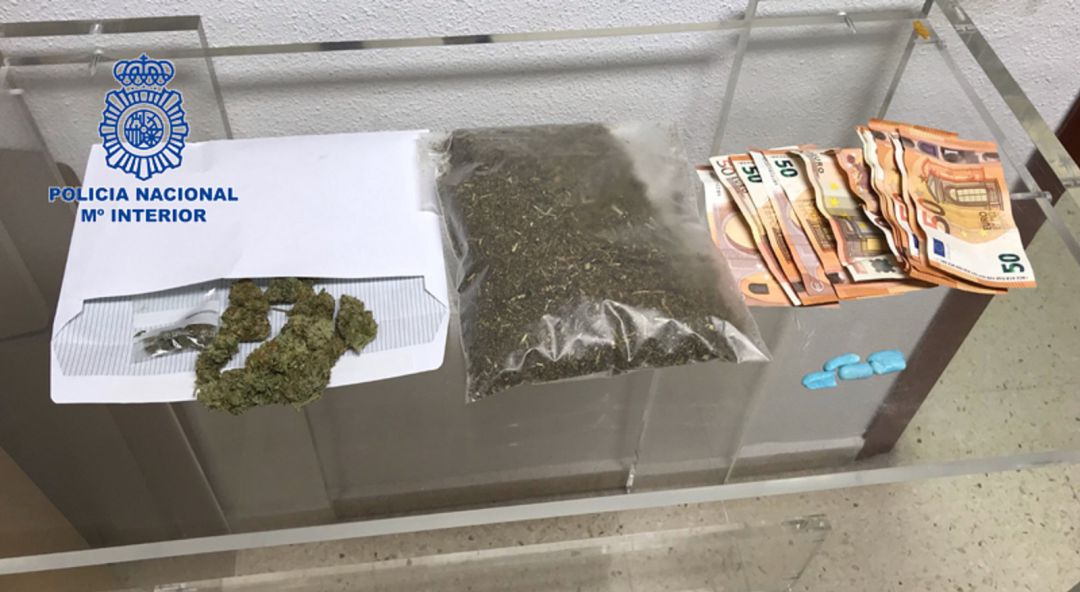 Los agentes de policía detiene a dos personas acusadas de traficar con droga sintética en Torrent Los agentes de policía detiene a dos personas acusadas de traficar con droga sintética en Torrent
