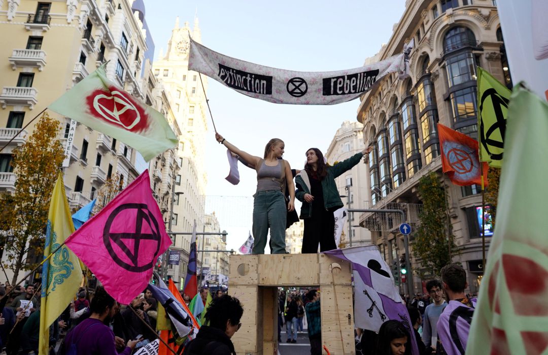 La gente asiste a una protesta por el cambio climático de 'Extinction Rebellion' en la calle Gran Vía mientras se celebra la cumbre climática COP25 en Madrid La gente asiste a una protesta por el cambio climático de 'Extinction Rebellion' en la calle Gran Vía mientras se celebra la cumbre climática COP25 en Madrid