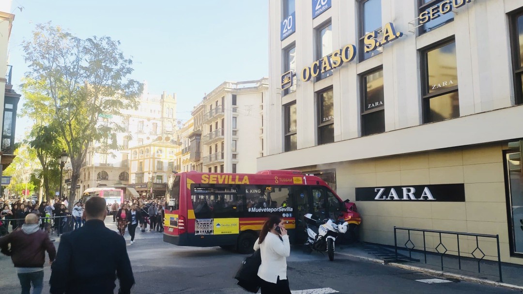 Diez heridos al empotrarse un microbús contra una tienda de ropa en Sevilla