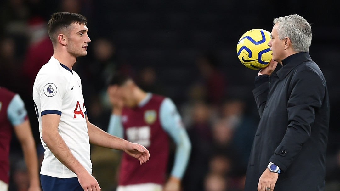 Mourinho le quita el balón a Son para dárselo a Parrott, su último debutante