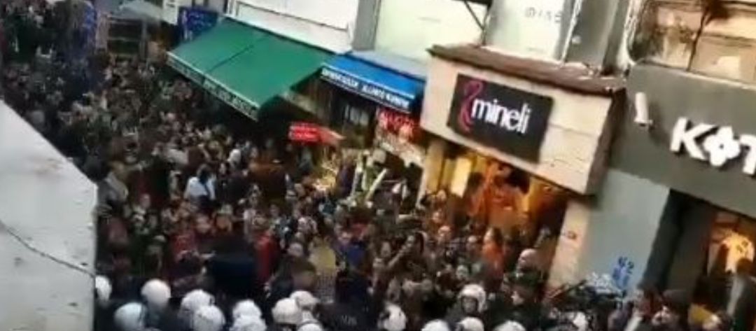 Policía carga contra centenares de mujeres que cantaban "Un violador en tu camino". Policía carga contra centenares de mujeres que cantaban "Un violador en tu camino".
