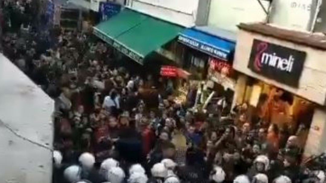 La policía dispersa una marcha de mujeres que cantaban "Un violador en tu camino" en Estambul por considerar la letra inaceptable