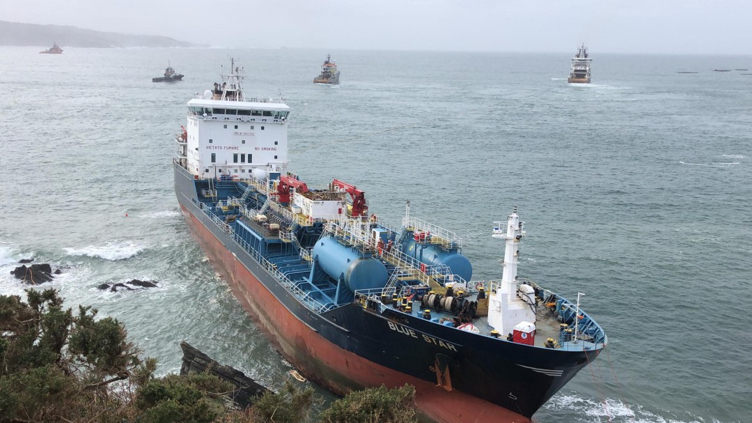 Los remolcadores mueven el 'Blue Star' pero no logran desencallarlo