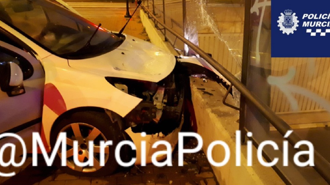 Empotra su coche y se da la fuga abandonando a su acompañante herido