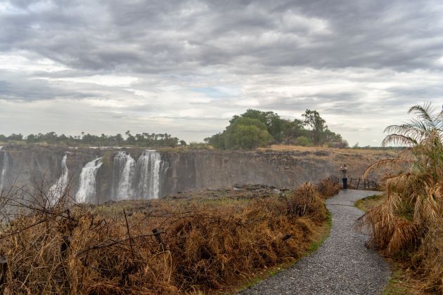 Zonas cercanas a las cataratas Victoria, el punto donde el río Zambeze del sur de África derrama sus aguas en una cascada de cien metros de profundidad Zonas cercanas a las cataratas Victoria, el punto donde el río Zambeze del sur de África derrama sus aguas en una cascada de cien metros de profundidad
