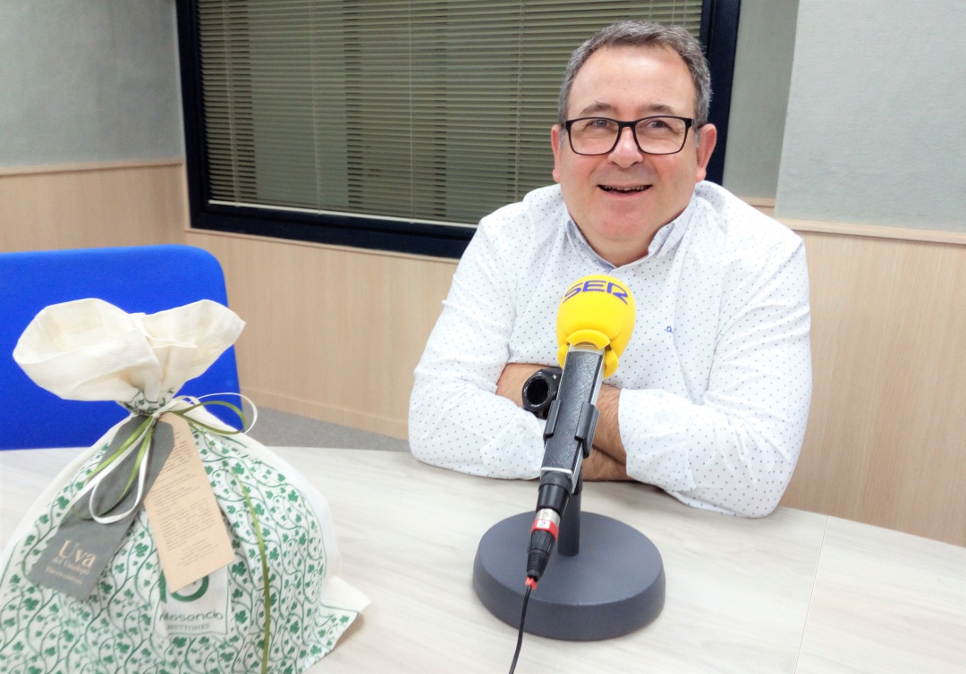 Raúl Asencio en el estudio de Radio Elda SER junto a su última creación: edición limitada, variedad Uva embolsada del Vinalopó D.O y chocolate Maridofolo Raúl Asencio en el estudio de Radio Elda SER junto a su última creación: edición limitada, variedad Uva embolsada del Vinalopó D.O y chocolate Maridofolo