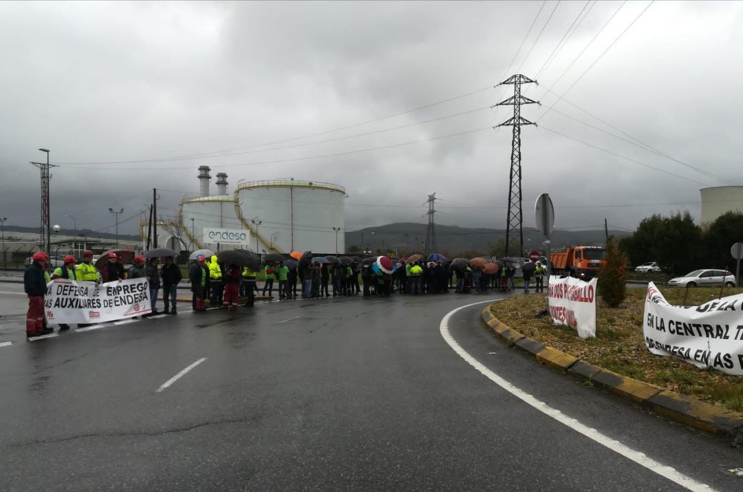 Concentración de trabajadores de auxiliares de la térmica de As Pontes. Concentración de trabajadores de auxiliares de la térmica de As Pontes.
