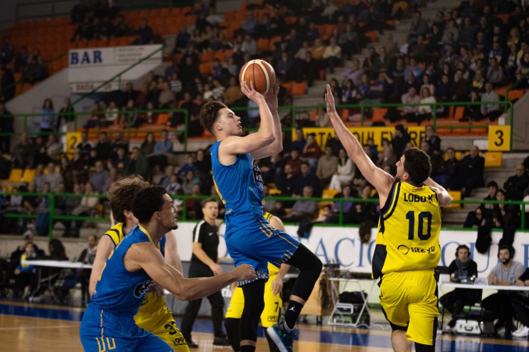 Tercera victoria consecutiva y octava de la liga del Club Ourense Baloncesto, frente al Real Canoe, 77 a 73 Tercera victoria consecutiva y octava de la liga del Club Ourense Baloncesto, frente al Real Canoe, 77 a 73