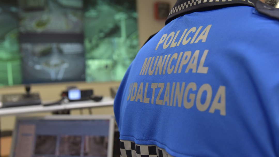 Aparecen 20 ruedas pinchadas en la calle Acella de Pamplona