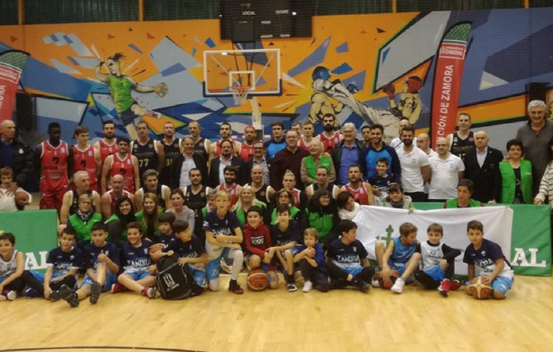 Los dos equipos, con canteranos del CB Zamora y representantes de la AECC posan al final del encuentro Los dos equipos, con canteranos del CB Zamora y representantes de la AECC posan al final del encuentro