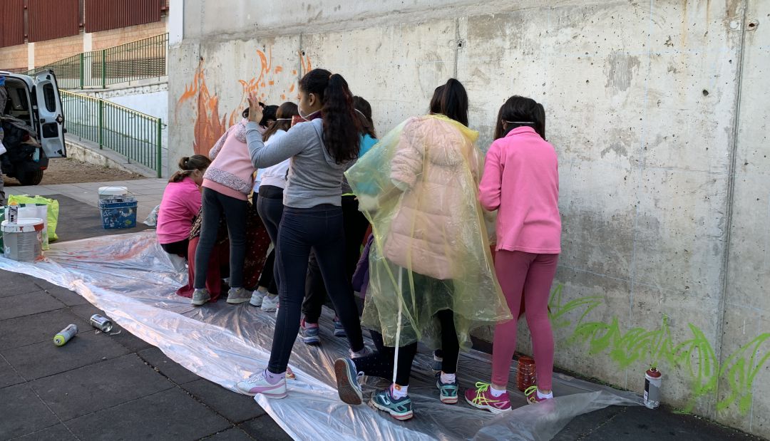 Alumnos de Santa Ana comienzan a pintar el mural Alumnos de Santa Ana comienzan a pintar el mural