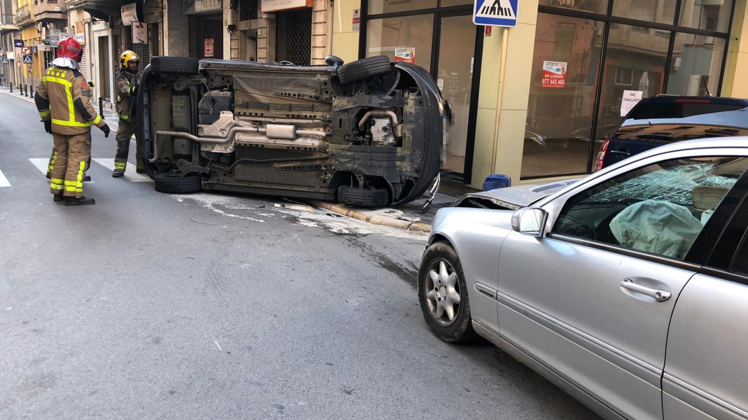 Tres ferits en un accident entre dos cotxes al centre de Tortosa