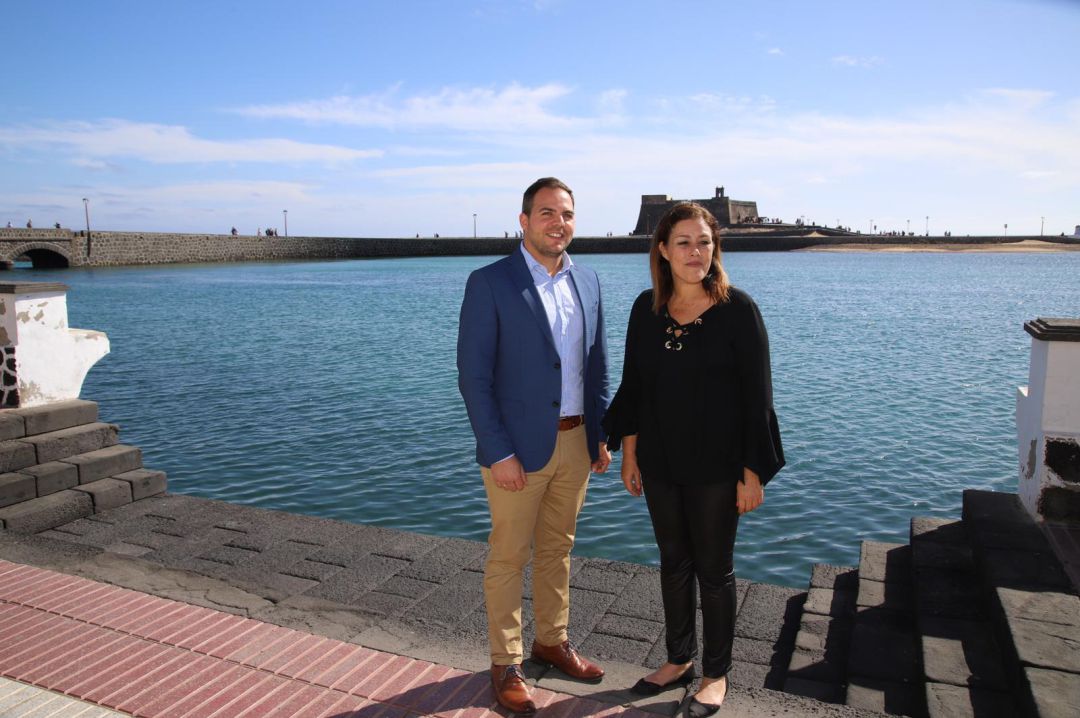 El vicepresidente del Cabildo de Lanzarote, Jacobo Medina, junto a la alcaldesa de Arrecife, Ástrid Pérez, con el castillo de San Gabriel al fondo. El vicepresidente del Cabildo de Lanzarote, Jacobo Medina, junto a la alcaldesa de Arrecife, Ástrid Pérez, con el castillo de San Gabriel al fondo.
