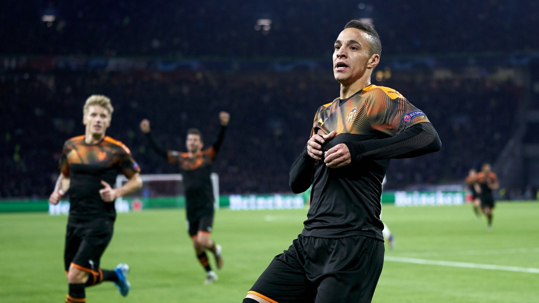 Rodrigo firma el pase del Valencia a octavos de final