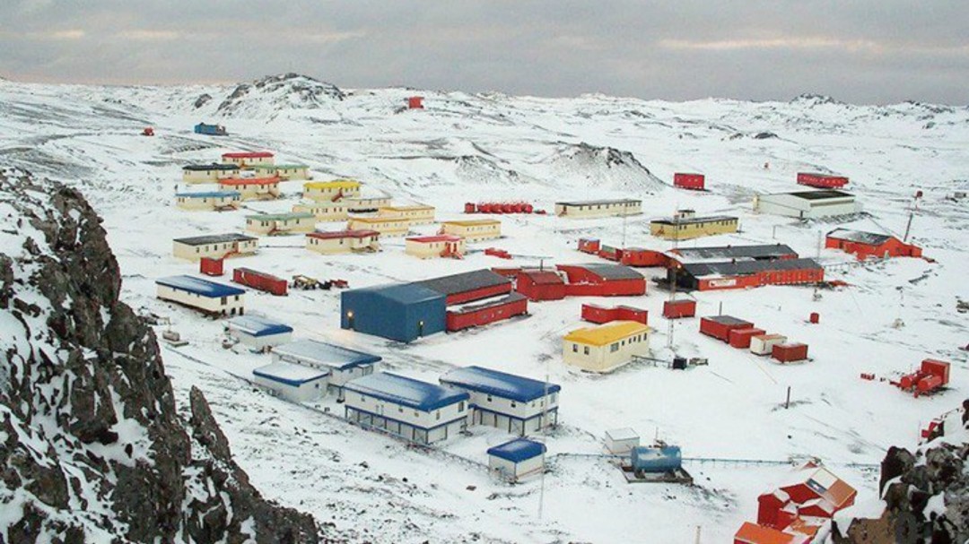 Hallan restos de avión flotando en la zona en la que desapareció un avión chileno con 38 personas a bordo