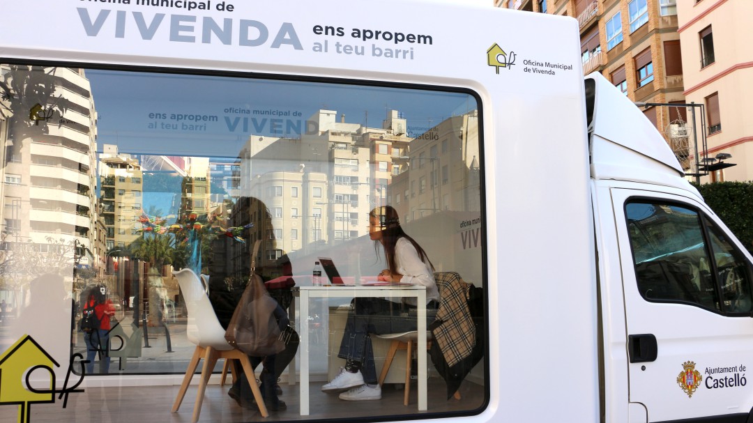 La oficina móvil recibe 18 ofertas para la bolsa de alquiler y el plan de vivienda de Castelló