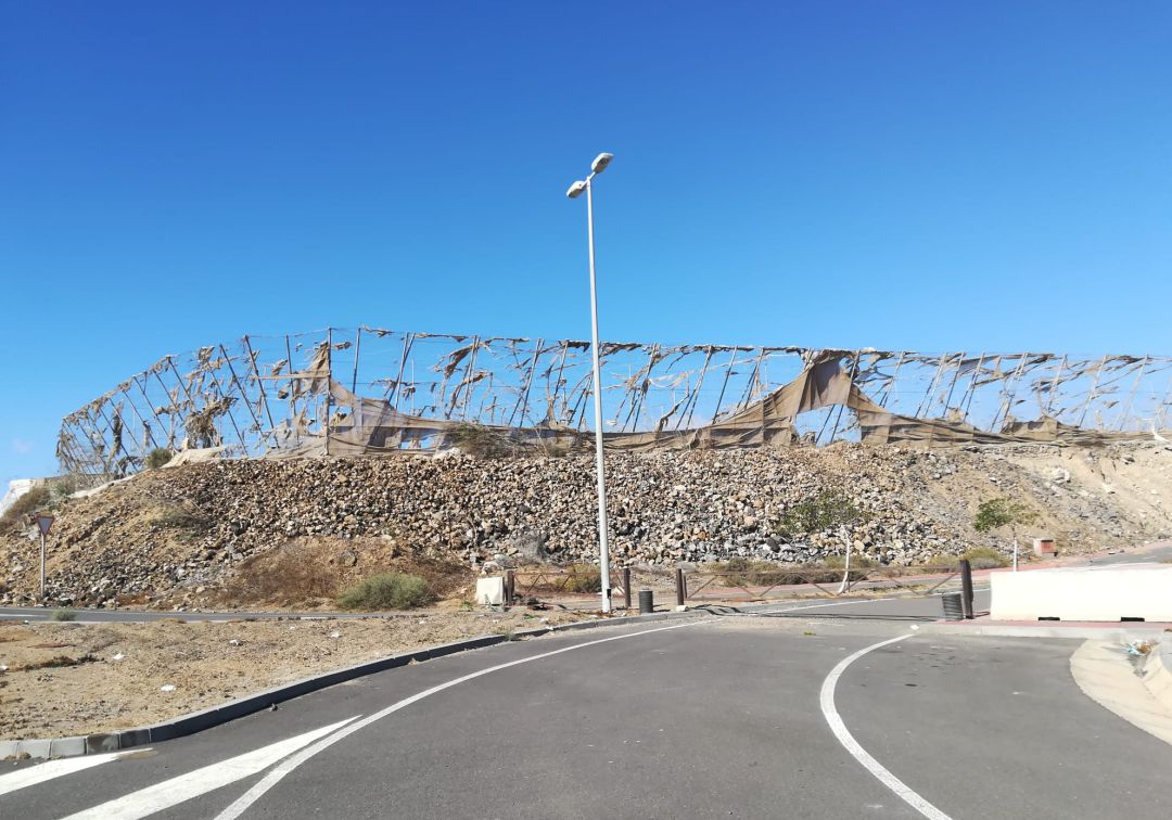 Los invernaderos abandonados son la primera fuente de vertido de microplásticos al mar en Canarias