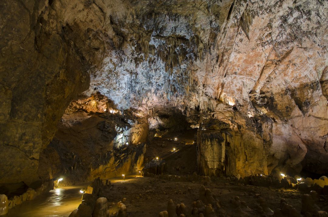 Imagen del interior de la Cueva de Valporquero Imagen del interior de la Cueva de Valporquero