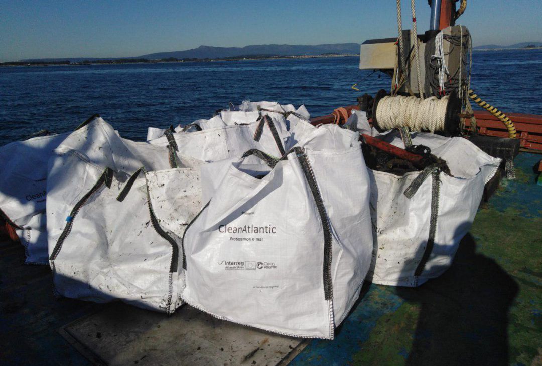 La flota de Cambados recoge 4.500 kilos de basura marina en la ría de Arousa La flota de Cambados recoge 4.500 kilos de basura marina en la ría de Arousa