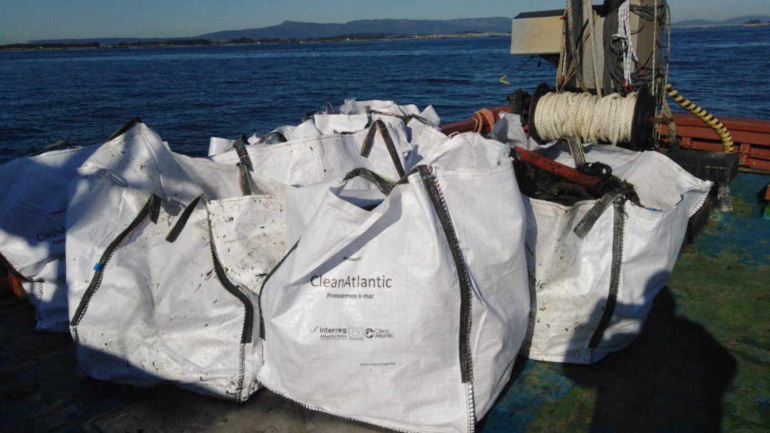 La flota de Cambados recoge 4.500 kilos de basura marina en la ría de Arousa