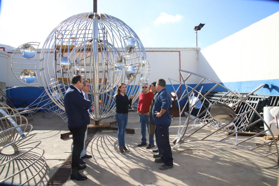 La presidenta del Cabildo de Lanzarote con algunos de los trabajadores que restauran el juguete de viento. La presidenta del Cabildo de Lanzarote con algunos de los trabajadores que restauran el juguete de viento.