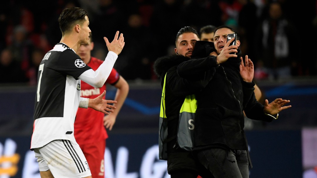 Un aficionado asalta a Cristiano Ronaldo tras el partido contra el Leverkusen