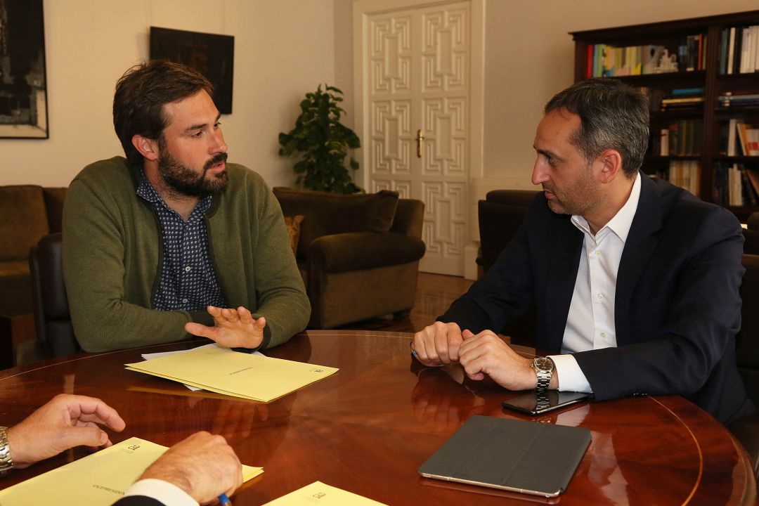 El diputado de Compromís, Gerard Fullana (i), en una reunión el año pasado con César Sánchez (d), cuando era presidente en los años que se investigan. El diputado de Compromís, Gerard Fullana (i), en una reunión el año pasado con César Sánchez (d), cuando era presidente en los años que se investigan.