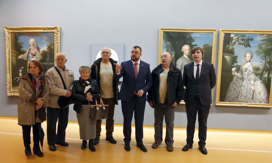 El presidente del Principado (en el centro) recibió a los participantes en el programa Añoranza en la sede del Museo de Bellas Artes, donde hicieron de anfitriones su director, Alfonso Palacio (primero por la derecha) y la presidenta del Consejo de Comunidades Asturianas, Paz Fernández Felgueroso (primera por la izquierda). El presidente del Principado (en el centro) recibió a los participantes en el programa Añoranza en la sede del Museo de Bellas Artes, donde hicieron de anfitriones su director, Alfonso Palacio (primero por la derecha) y la presidenta del Consejo de Comunidades Asturianas, Paz Fernández Felgueroso (primera por la izquierda).