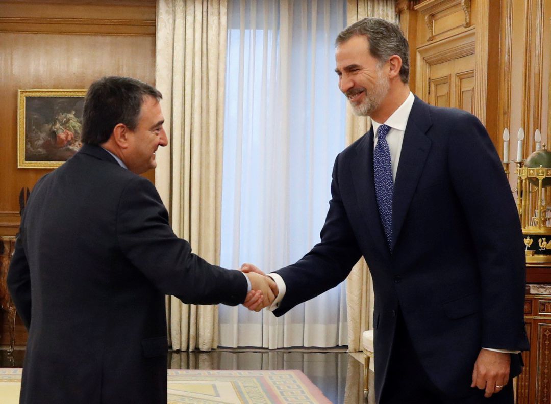 El rey Felipe VI (d) saluda al portavoz del PNV en el Congreso, Aitor Esteban (i). El rey Felipe VI (d) saluda al portavoz del PNV en el Congreso, Aitor Esteban (i).