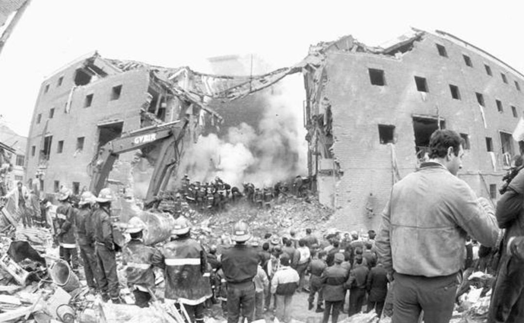 Estado del cuartel de Zaragoza tras el atentado de ETA que causó 11 muertos Estado del cuartel de Zaragoza tras el atentado de ETA que causó 11 muertos