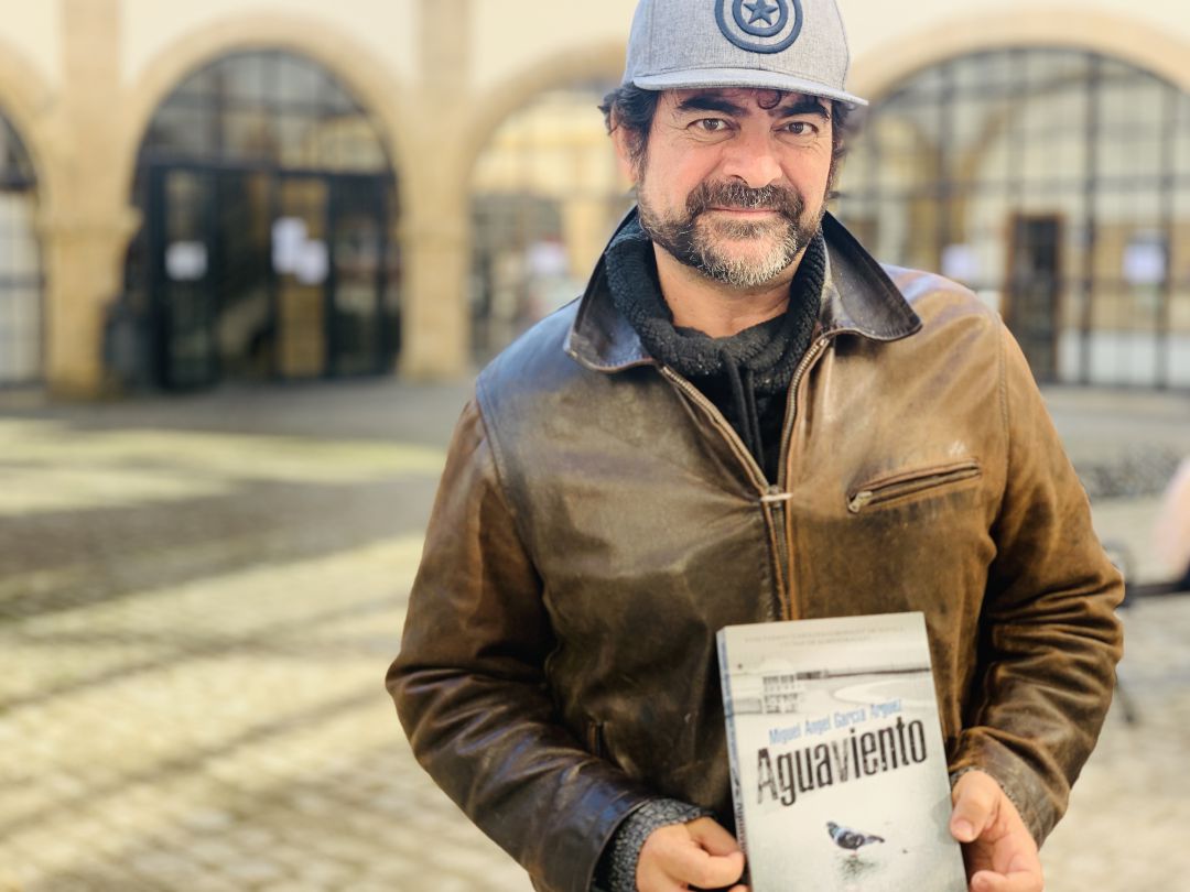 Miguel Ángel García Arguez posa en la Facultad de Filosofía y Letras con un ejemplar de su libro Miguel Ángel García Arguez posa en la Facultad de Filosofía y Letras con un ejemplar de su libro