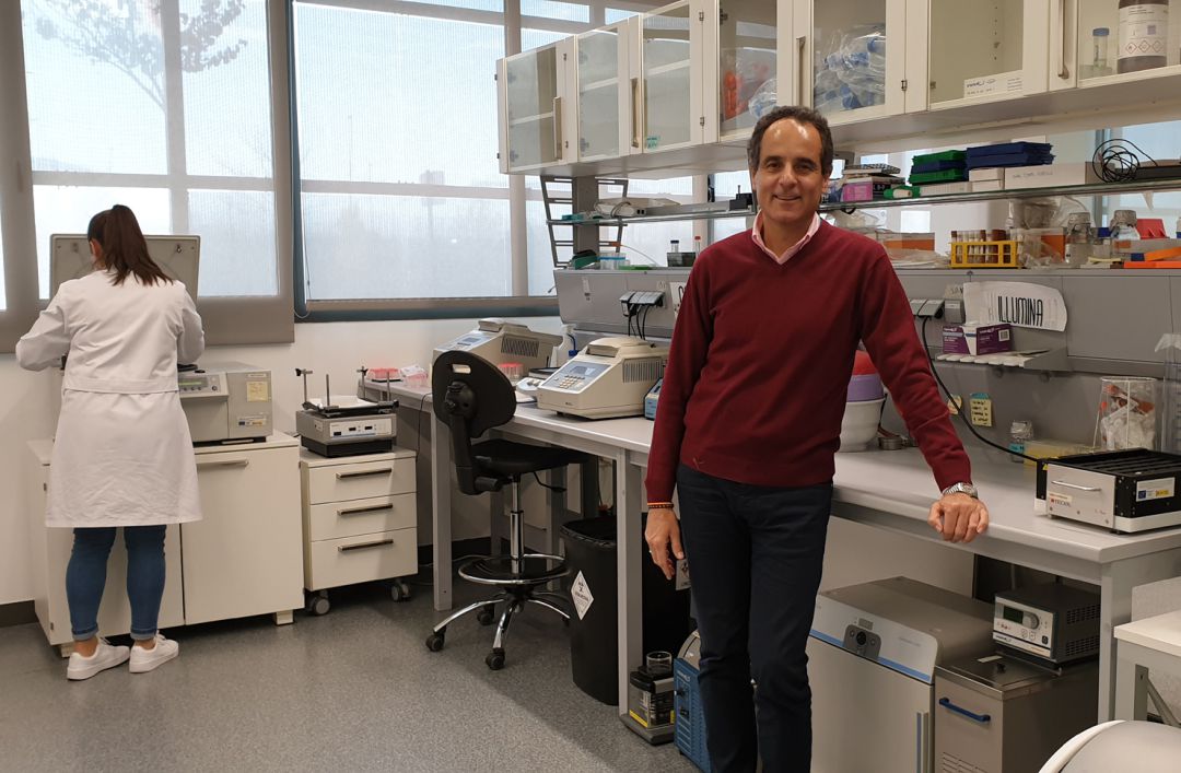 El profesor e investigador José Antonio Lorente en uno de los laboratorios del centro GENYO que dirige en el PTS de Granada. Al fondo, una investigadora trabaja con uno de los aparatos El profesor e investigador José Antonio Lorente en uno de los laboratorios del centro GENYO que dirige en el PTS de Granada. Al fondo, una investigadora trabaja con uno de los aparatos