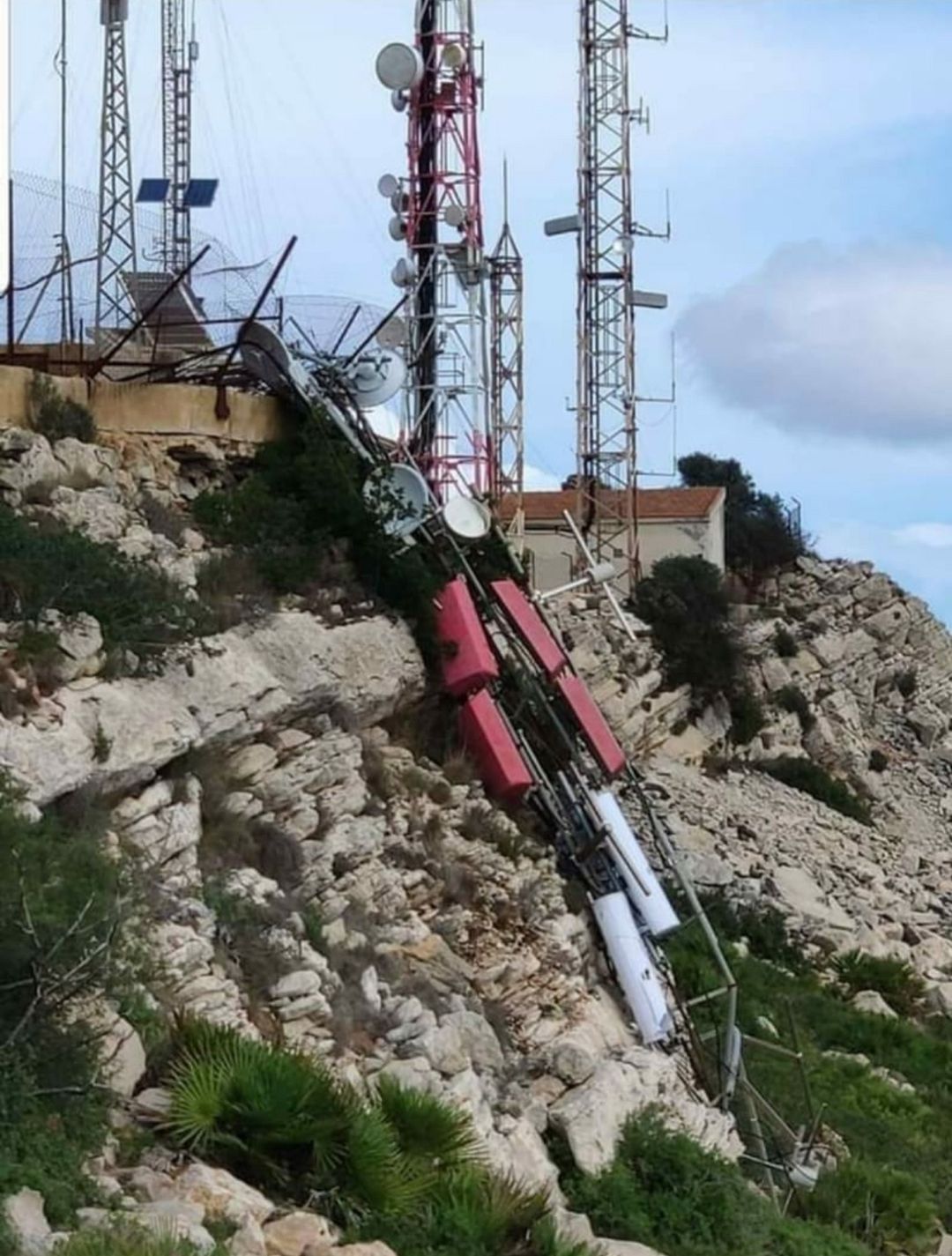 Torre caida con la que el ayuntamiento rescindió el contrato tras detectar irregularidades. Torre caida con la que el ayuntamiento rescindió el contrato tras detectar irregularidades.