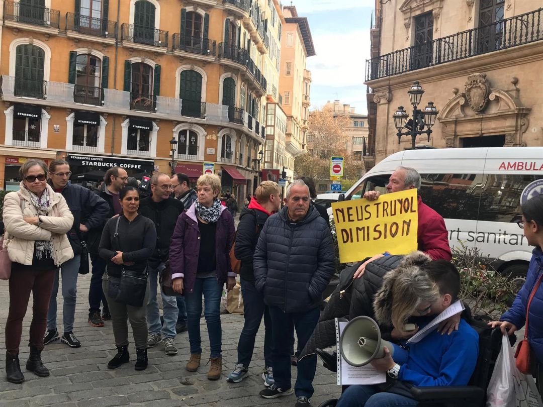 Concentración de Stop Desahucios frente Cort Concentración de Stop Desahucios frente Cort