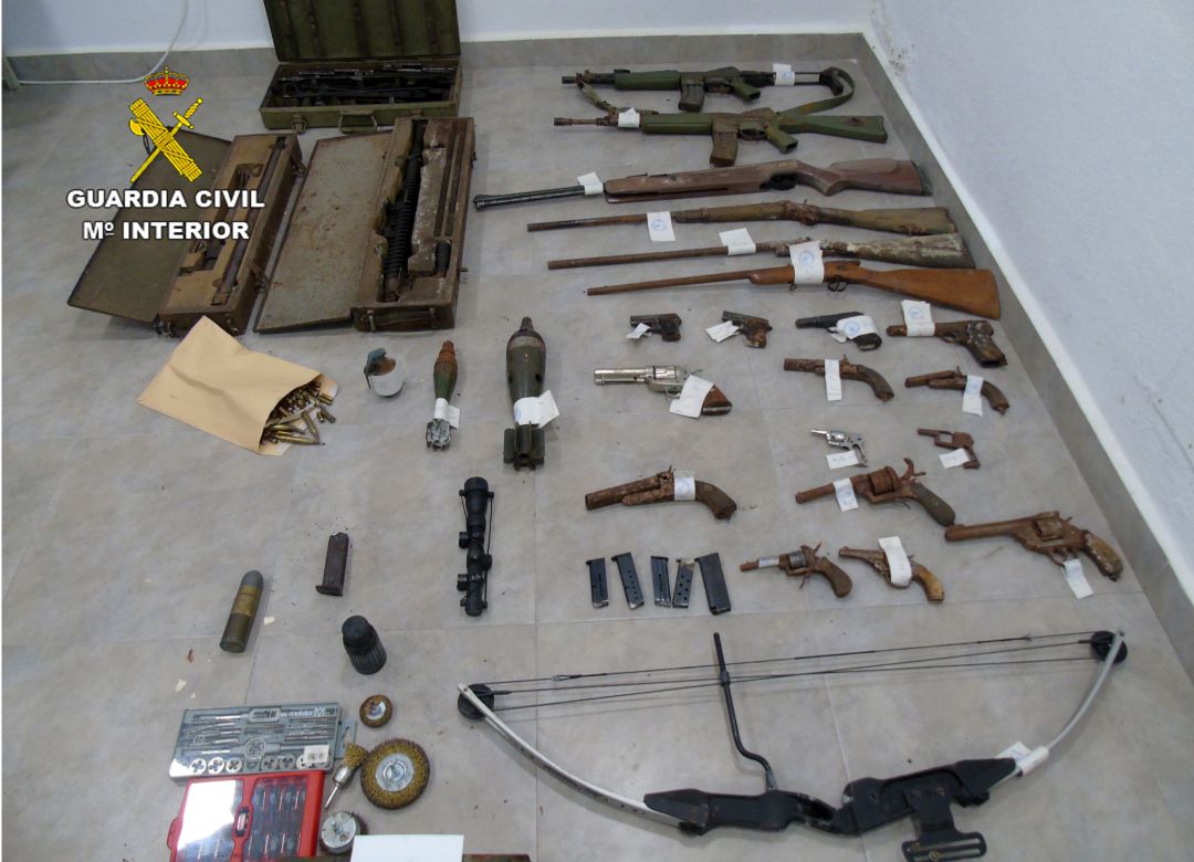 La Guardia Civil desmantela en Bullas un zulo con armas y artefactos explosivos y detiene a su propietario La Guardia Civil desmantela en Bullas un zulo con armas y artefactos explosivos y detiene a su propietario