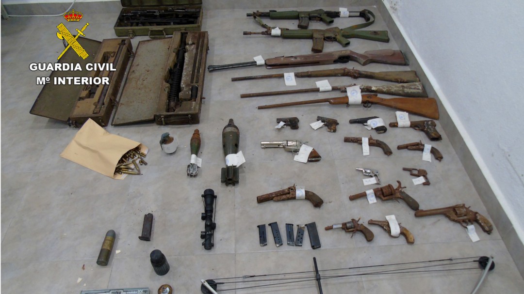 La Guardia Civil desmantela en Bullas un zulo con armas y artefactos explosivos y detiene a su propietario