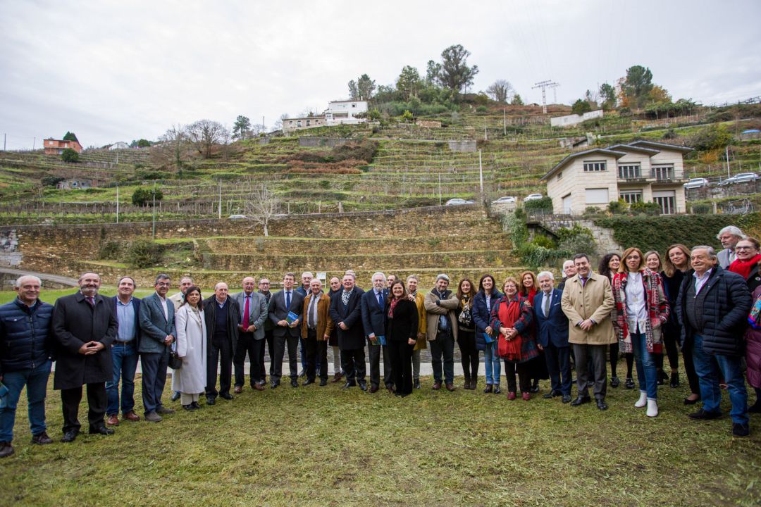 El presidente de la Xunta de Galicia, alcaldes de la zona y otras autoridades El presidente de la Xunta de Galicia, alcaldes de la zona y otras autoridades