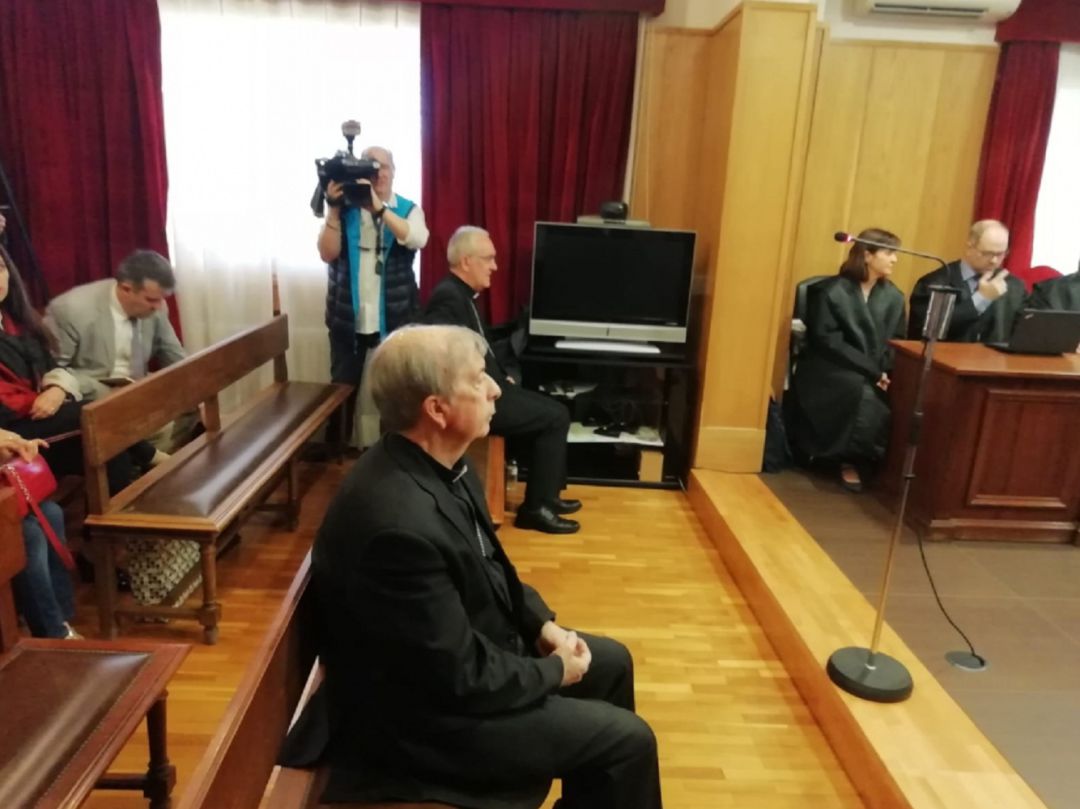 Los obispos de Barbastro-Monzón y Lérida durante el juicio. Los obispos de Barbastro-Monzón y Lérida durante el juicio.