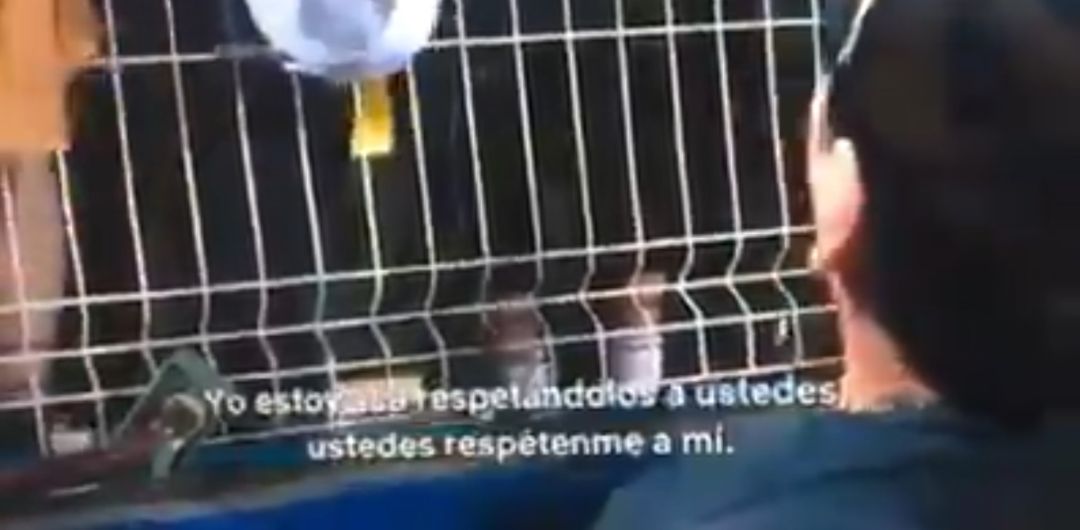 Maradona, se enfada mientras firma unos autógrafos a unos jóvenes aficionados Maradona, se enfada mientras firma unos autógrafos a unos jóvenes aficionados