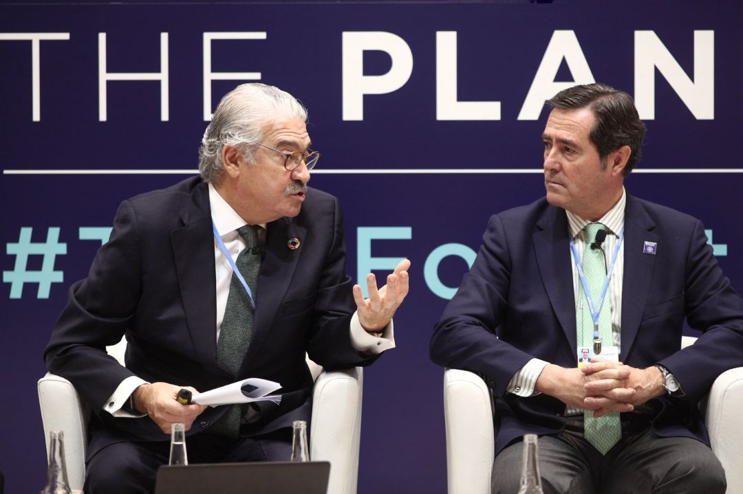 El consejero delegado de Endesa, José Bogas (i), el presidente de CEOE, Antonio Garamendi (d), presentan el panel 'Transición Justa' durante la undécima jornada de la Cumbre del Clima (COP25) en Ifema, Madrid (España), a 12 de diciembre de 2019. El consejero delegado de Endesa, José Bogas (i), el presidente de CEOE, Antonio Garamendi (d), presentan el panel 'Transición Justa' durante la undécima jornada de la Cumbre del Clima (COP25) en Ifema, Madrid (España), a 12 de diciembre de 2019.