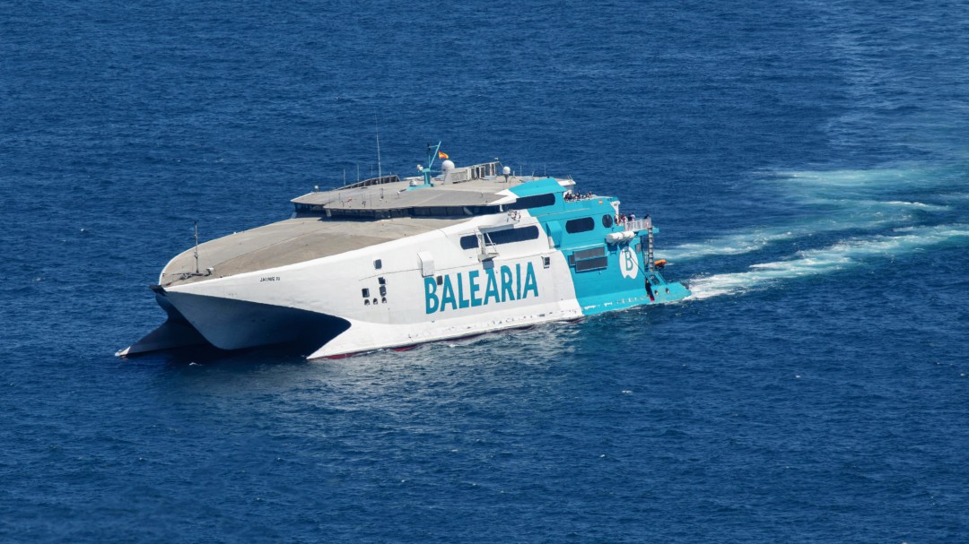 Baleària refuerza la ruta Dénia-Ibiza, estas Navidades, con el buque de alta velocidad 'Jaume III'