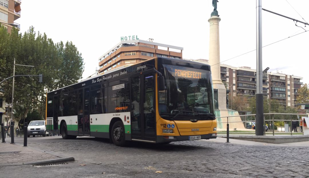 Un autobús urbano circula por la Plaza de las Batallas. Un autobús urbano circula por la Plaza de las Batallas.