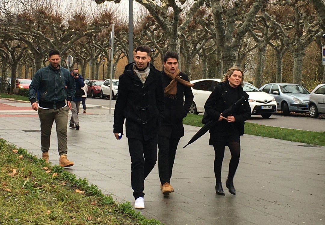 Los acusados llegan a la Audiencia de Burgos junto con la letrada Olga Navarro, defensora de uno de ellos Los acusados llegan a la Audiencia de Burgos junto con la letrada Olga Navarro, defensora de uno de ellos