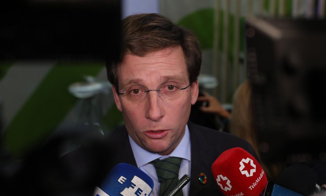 El alcalde de Madrid, José Luis Martínez-Almeida, atiende a los medios de comunicación en la zona verde durante la undécima jornada de la Cumbre del Clima (COP25).
El alcalde de Madrid, José Luis Martínez-Almeida, atiende a los medios de comunicación en la zona verde durante la undécima jornada de la Cumbre del Clima (COP25).