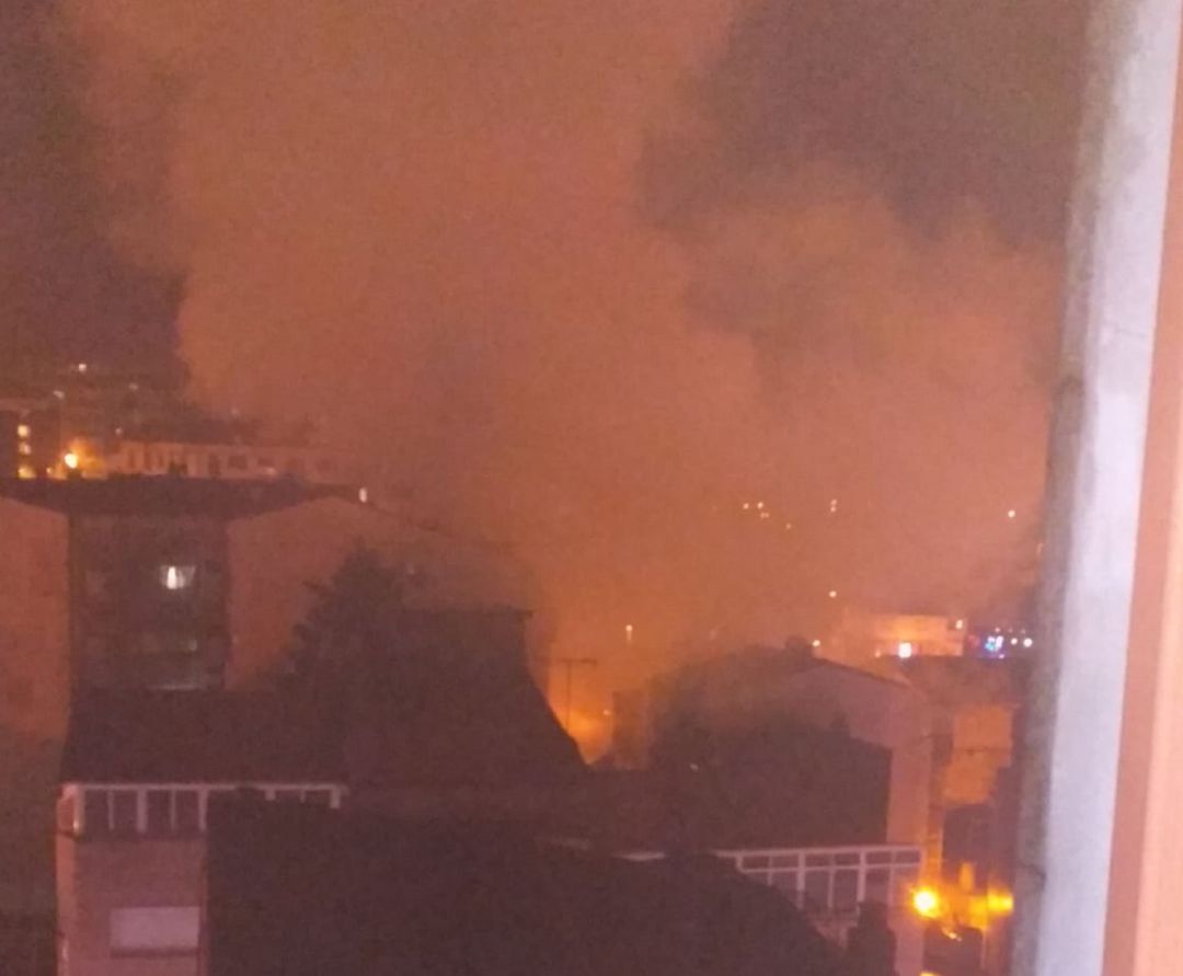 Las llamas del incendio en una vivienda de la calle San Sebastián con la calle Canastro de O Porriño eran visibles en todo el centro de la villa. Las llamas del incendio en una vivienda de la calle San Sebastián con la calle Canastro de O Porriño eran visibles en todo el centro de la villa.