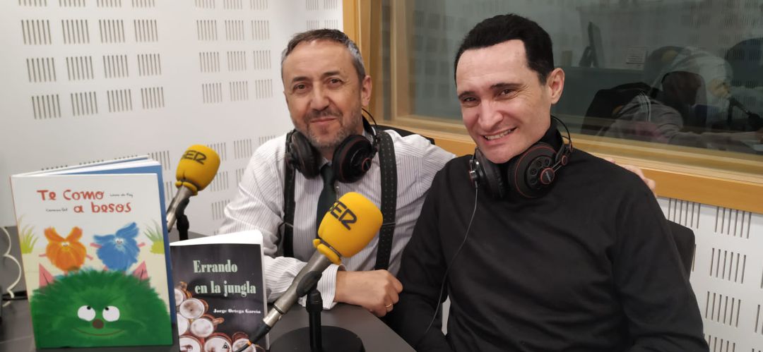 Chema Contreras, en el Rincón Literario, con el autor invitado de hoy, Jorge Ortega García. Chema Contreras, en el Rincón Literario, con el autor invitado de hoy, Jorge Ortega García.