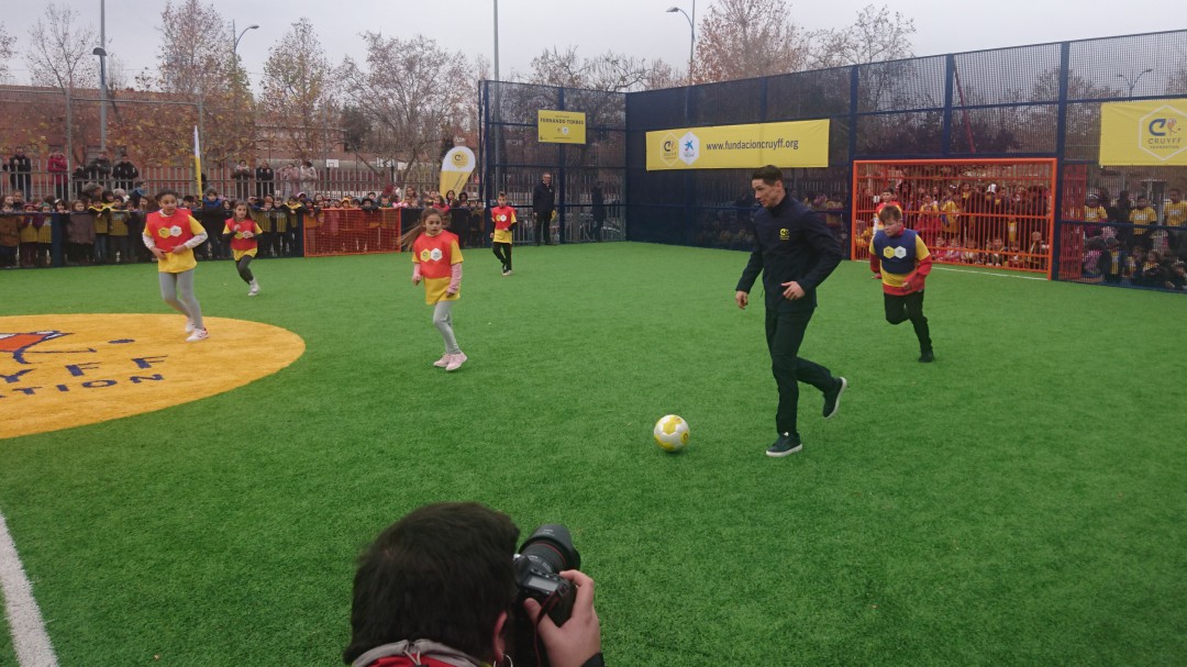 Torres inaugura un moderno campo de fútbol en su colegio de Fuenlabrada